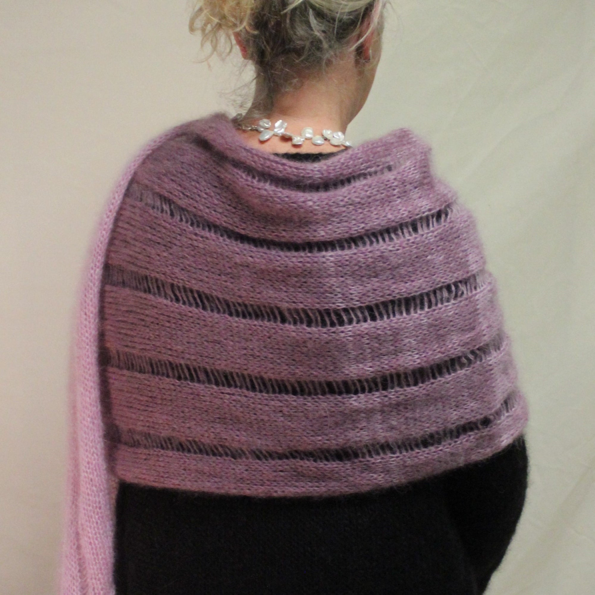 Schal in Rosa und Mauve mit Lochmuster