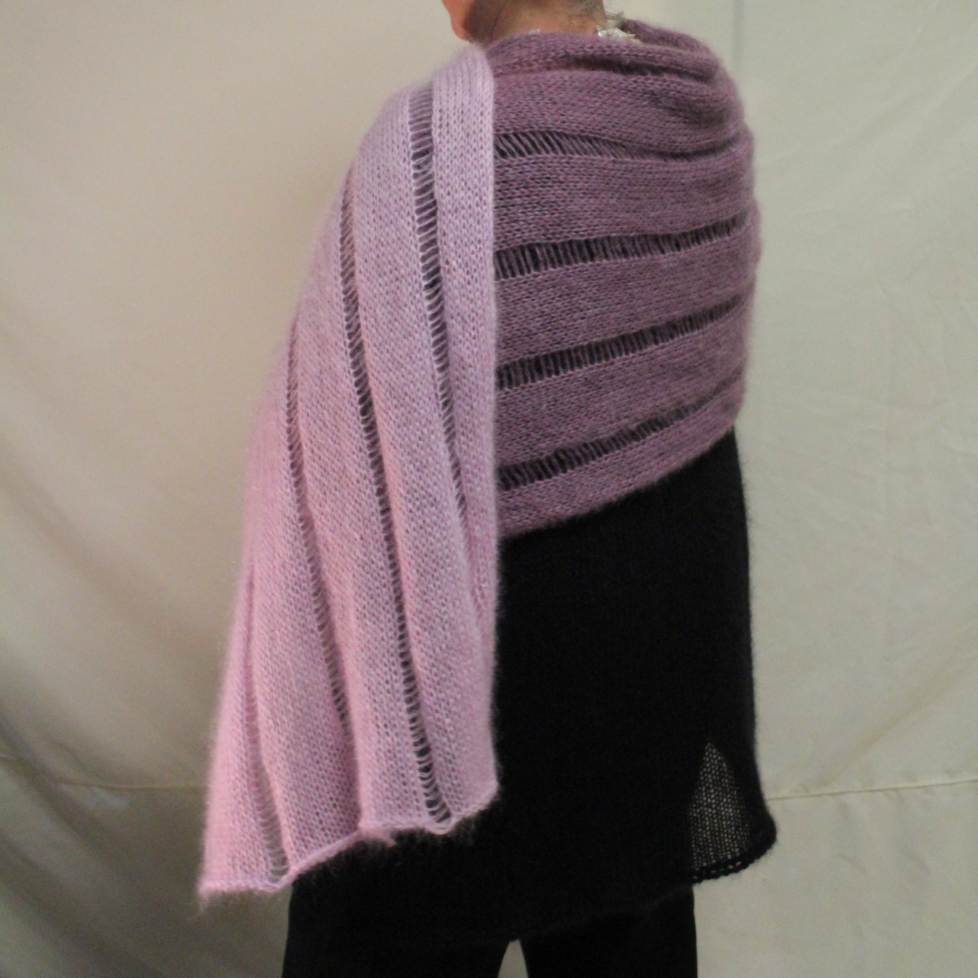 Schal in Rosa und Mauve mit Lochmuster