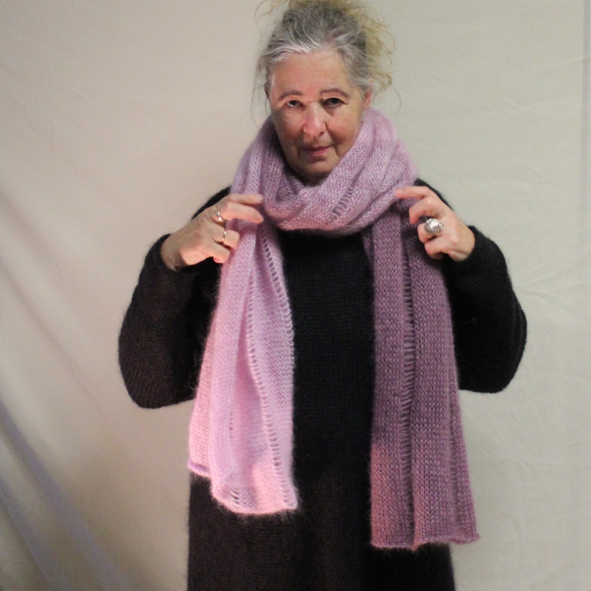 Schal in Rosa und Mauve mit Lochmuster