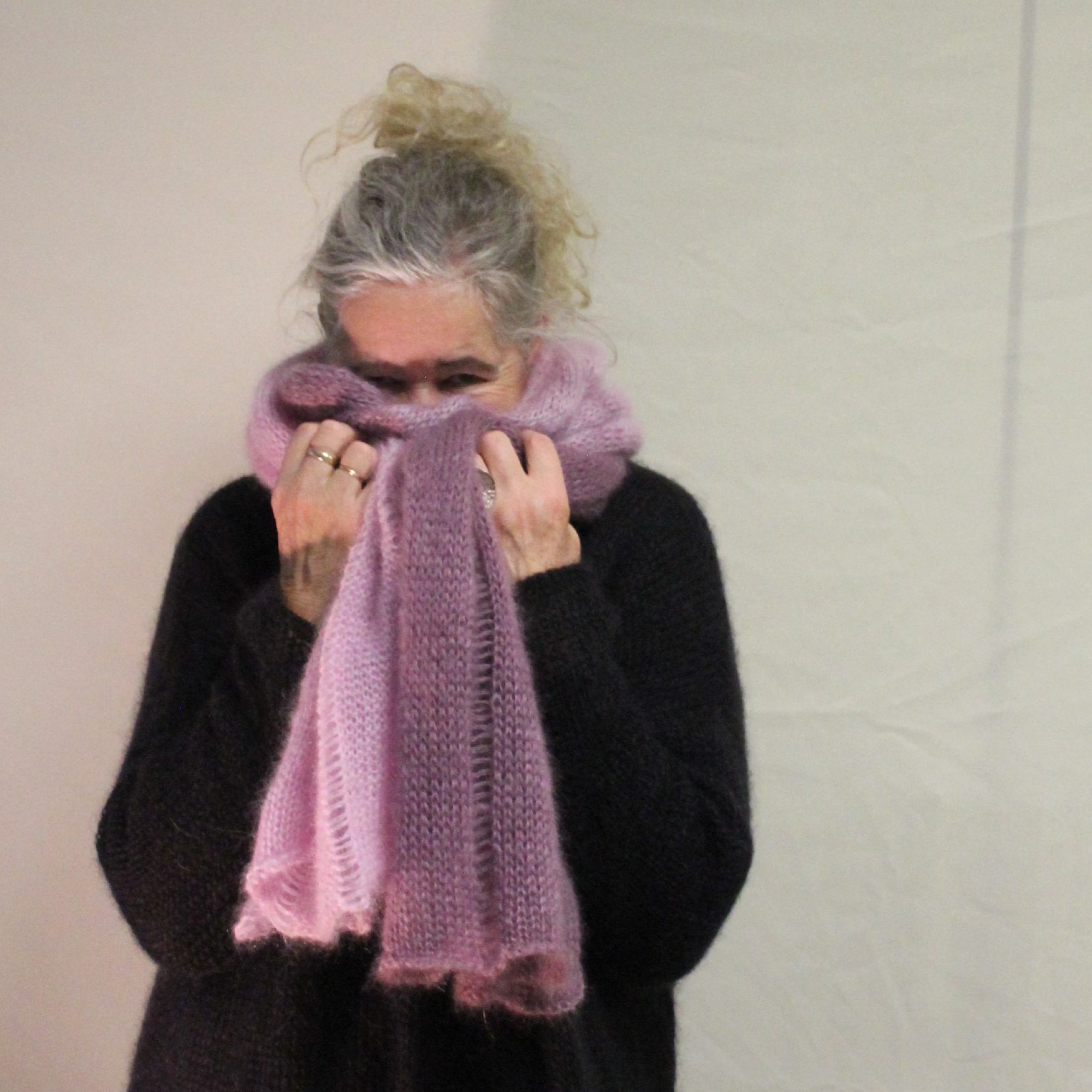 Schal in Rosa und Mauve mit Lochmuster