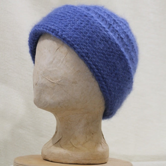 Handgehäkelte Mütze aus Mohair mit Seide in Taubenblau